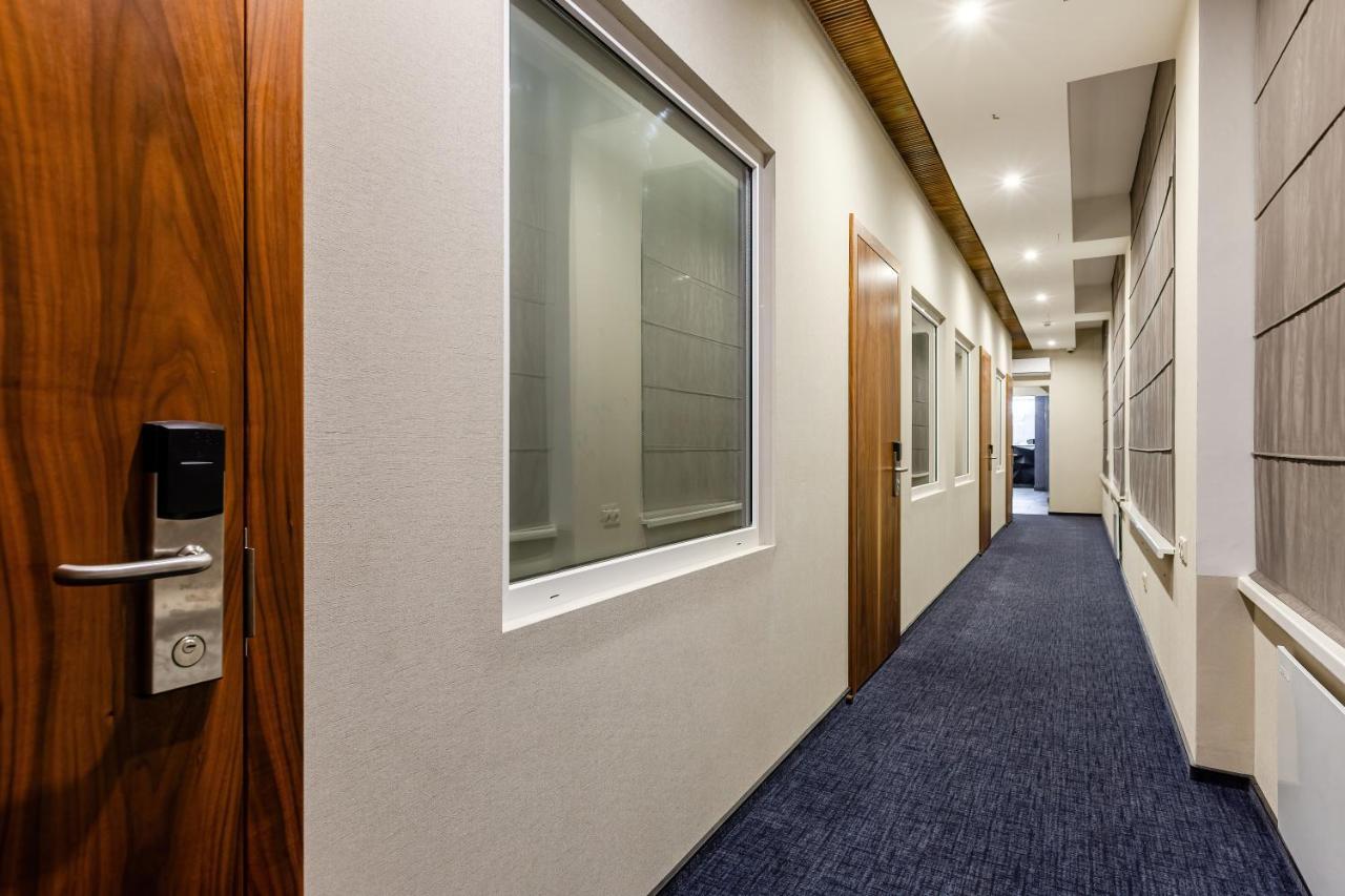Crystal Otel