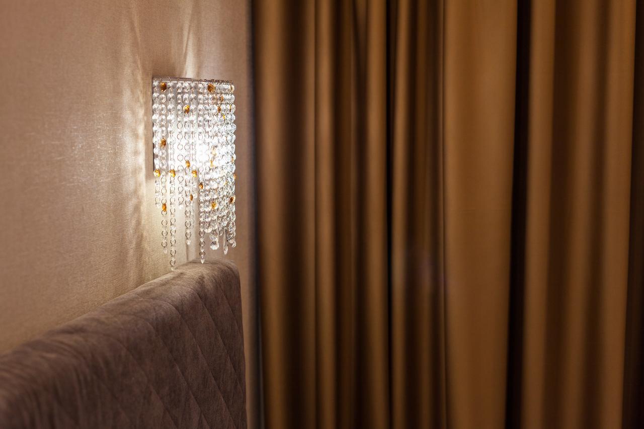 Crystal Otel
