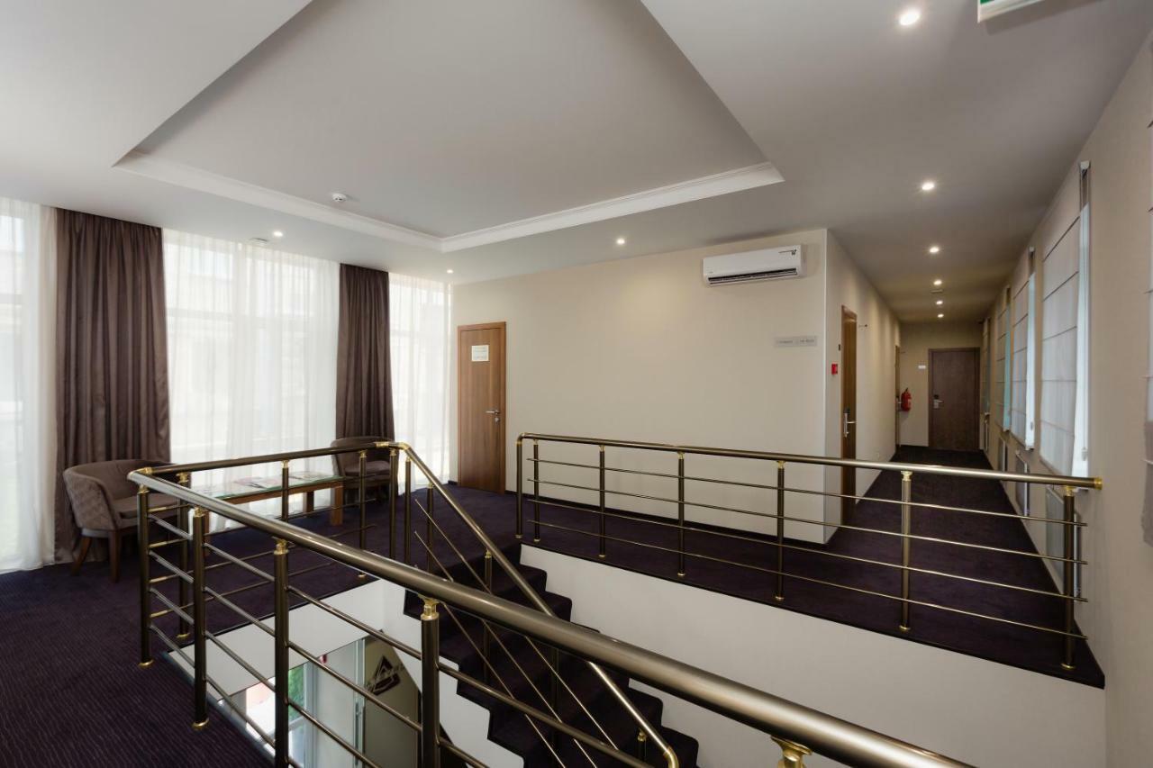 Crystal Otel